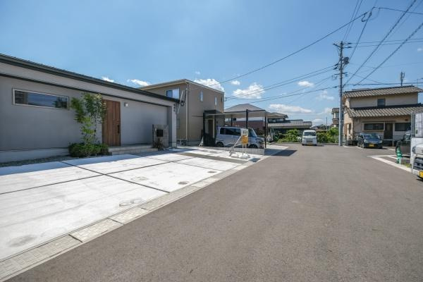 センチュリータウン関園ⅡNの前面道路含む現地写真|広々とした駐車場♪