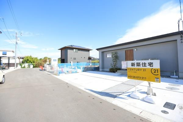 センチュリータウン関園ⅡNの前面道路含む現地写真|広々とした駐車場♪