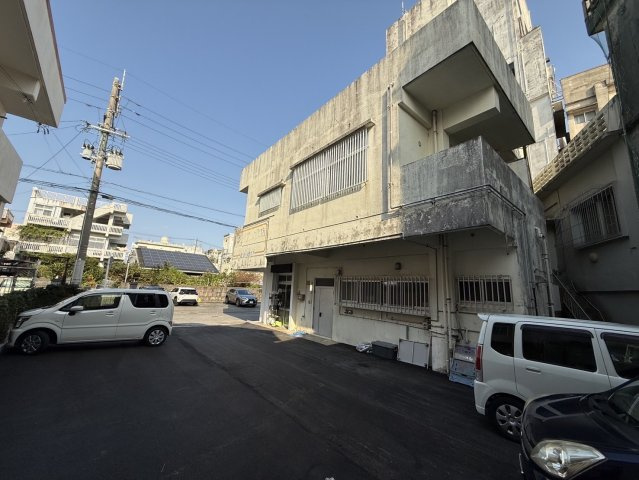 沖縄市中央一丁目　売アパートの駐車場