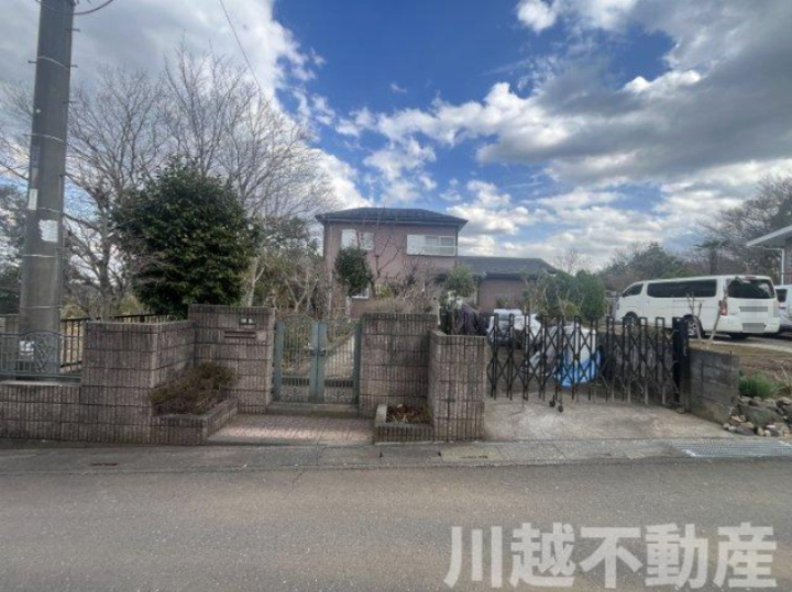 高台の眺望が魅力の山林つき中古戸建の外観|築34年ですがキレイな外観です