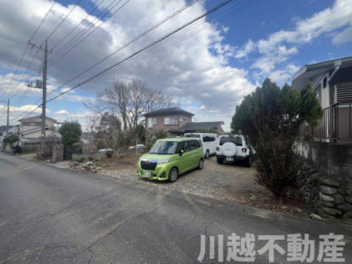 高台の眺望が魅力の山林つき中古戸建の駐車場|家一軒建つほどの広さのひろびろ駐車場完備