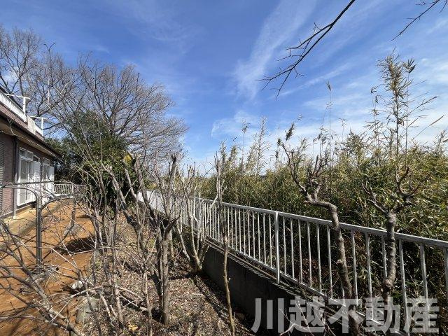 高台の眺望が魅力の山林つき中古戸建のその他|高台のため開放的なお庭です