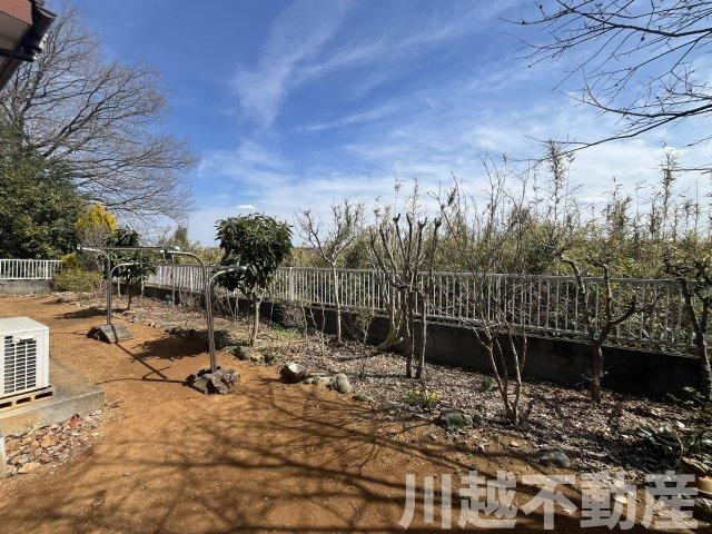 高台の眺望が魅力の山林つき中古戸建の庭|高台のため開放的なお庭です