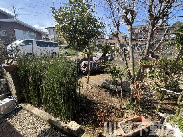 高台の眺望が魅力の山林つき中古戸建の庭|家一軒建つほどの広さのひろびろ駐車場完備