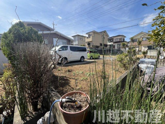 高台の眺望が魅力の山林つき中古戸建の庭|道路からのアプローチの両サイドに設けられたお庭