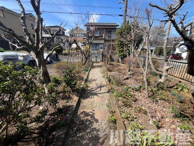 高台の眺望が魅力の山林つき中古戸建のその他|この長いアプローチが暮らす人の心を癒します