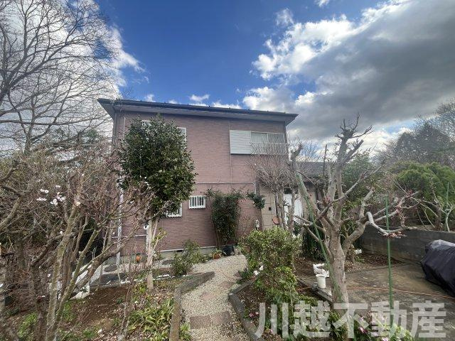 高台の眺望が魅力の山林つき中古戸建のエントランス|この長いアプローチが暮らす人の心を癒します