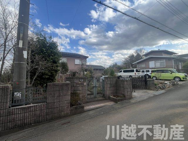 高台の眺望が魅力の山林つき中古戸建の外観|築34年ですがキレイな外観です