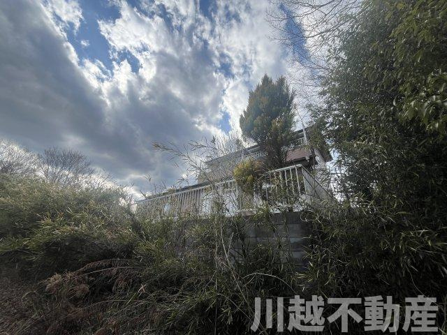 高台の眺望が魅力の山林つき中古戸建のその他|南東側の遊歩道から見た外観
