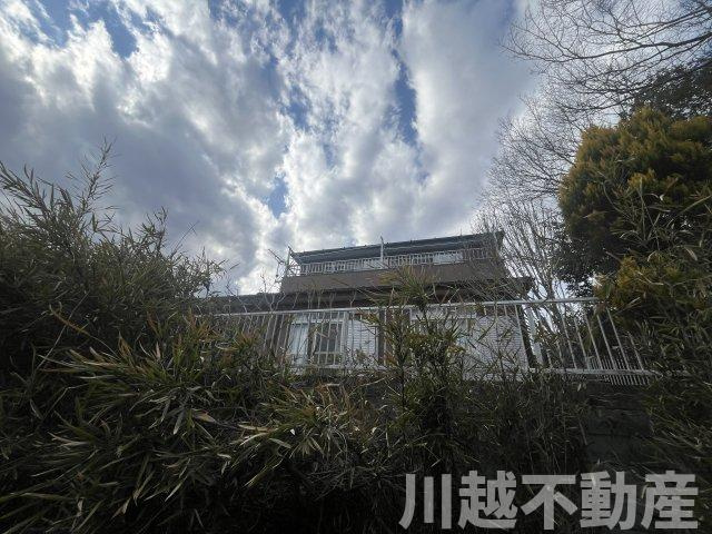 高台の眺望が魅力の山林つき中古戸建のその他|南東側の遊歩道から見た外観