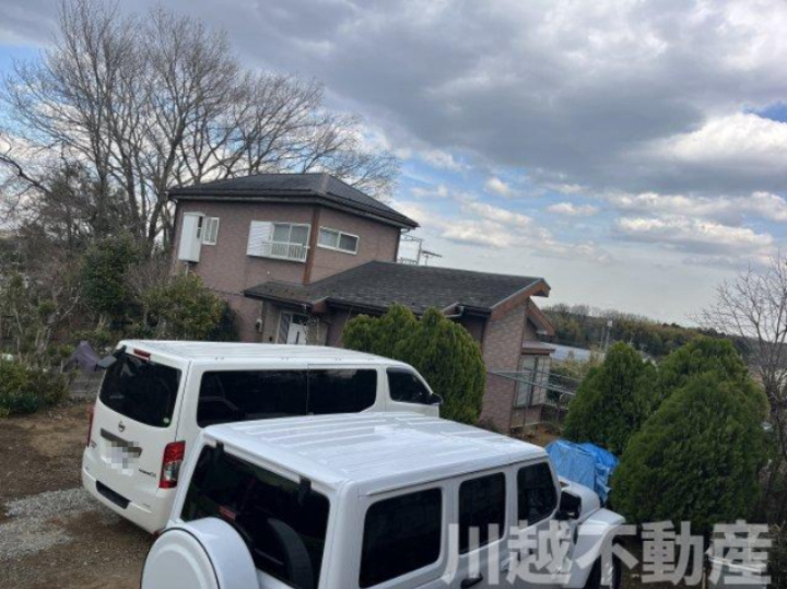 高台の眺望が魅力の山林つき中古戸建の外観|築34年ですがキレイな外観です