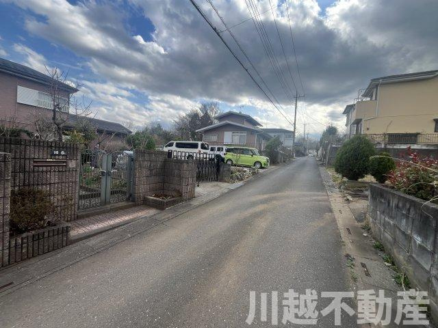 高台の眺望が魅力の山林つき中古戸建の前面道路含む現地写真|前面道路含む現地写真です