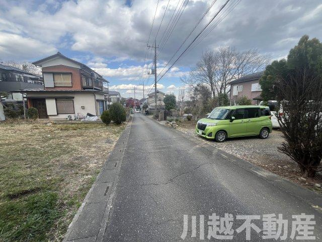 高台の眺望が魅力の山林つき中古戸建の前面道路含む現地写真|前面道路含む現地写真です