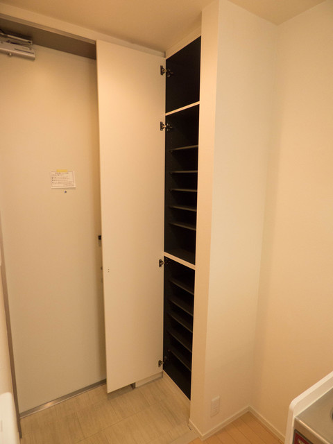 マザーズハンドフラッツの玄関|202号室