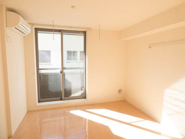 マザーズハンドフラッツの居間・リビング|南西向き洋室７帖　室内物干フック