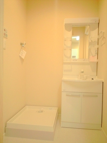 マザーズハンドフラッツの洗面所|朝の力強い味方シャンプードレッサー　広く機能的な脱衣スペース