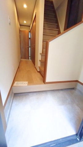 東大阪市長堂２丁目　中古戸建の玄関