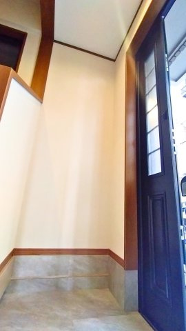 東大阪市長堂２丁目　中古戸建の玄関