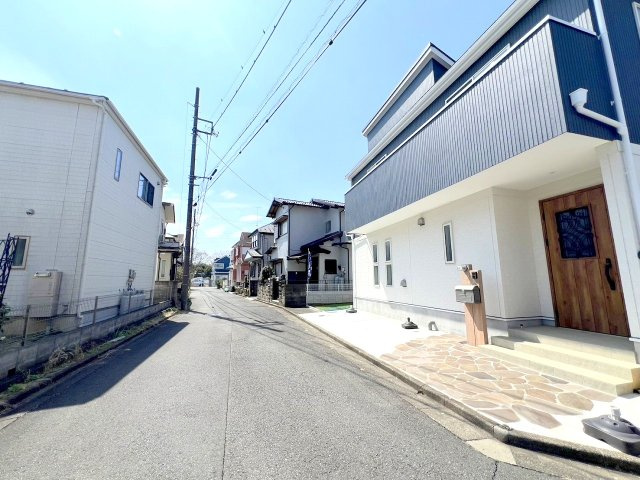 武蔵村山市伊奈平6丁目　新築戸建　全1棟の前面道路含む現地写真