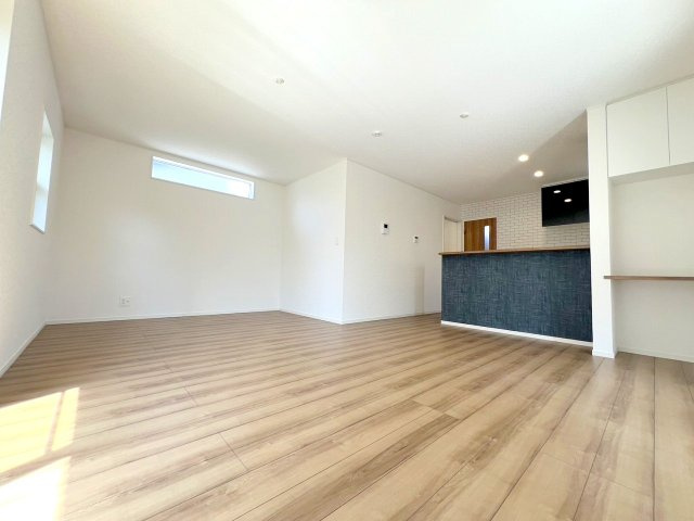 武蔵村山市伊奈平6丁目　新築戸建　全1棟の居間・リビング|約18.5帖の広々したLDKです！