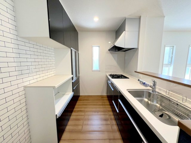 武蔵村山市伊奈平6丁目　新築戸建　全1棟のキッチン|カップボード付きのキッチン！食洗器付きです！