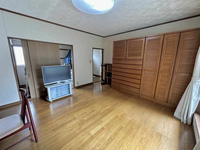 オシャレな外観♪益子町塙中古戸建の洋室|広々とした洋室です