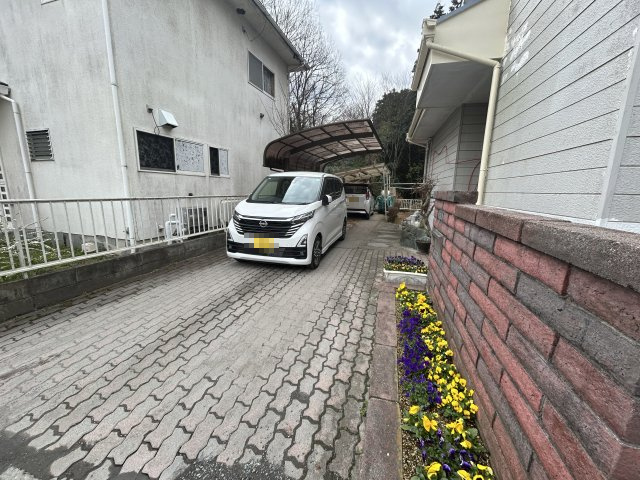 オシャレな外観♪益子町塙中古戸建の駐車場|駐車スペース3台！！