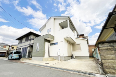 【駐車場】 | 城陽市市辺五島　中古戸建 | 《約9.7ｍ》の広々とした間口ですので、駐車の際もゆったり運転できますね(^^)/