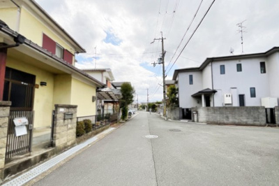 【前面道路含む現地写真】 | 城陽市市辺五島　中古戸建 | （株）ゆいホームでは、ご購入・ご売却・住宅ローンなどのあらゆるご相談にお応えします。 もちろん相談は無料です！まずはお気軽にお電話下さい。