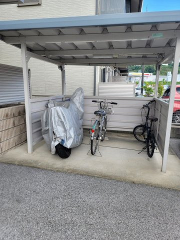 シャーメゾンBINGOのその他共用部分|屋根付き駐輪場もあります