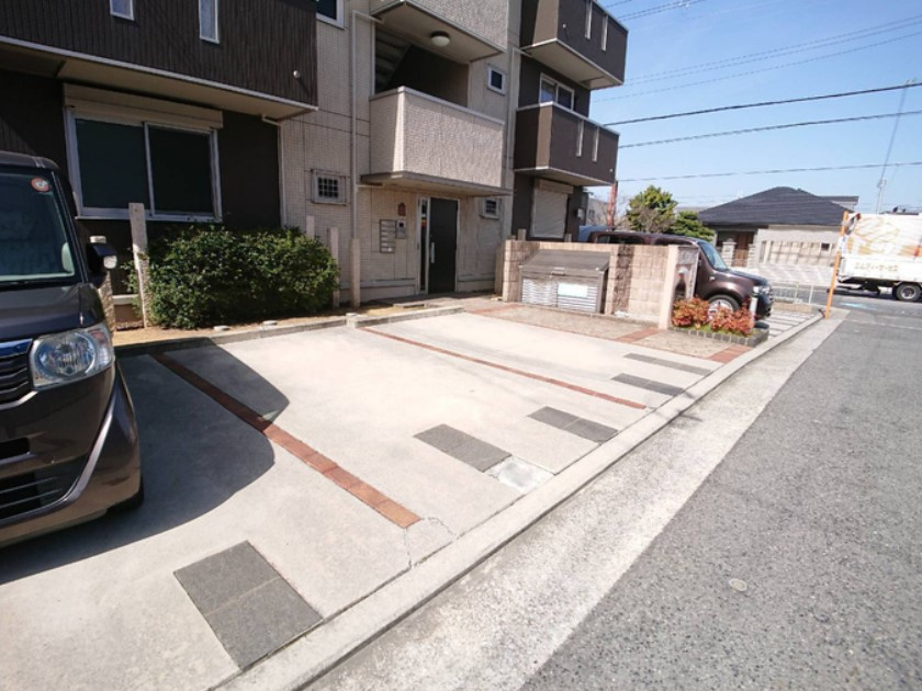 コージィ・ボナールの駐車場