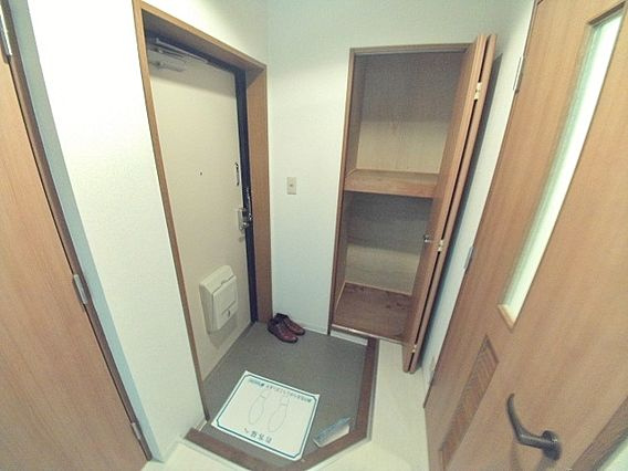パインテール御影弐番館の玄関