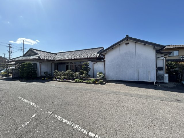 荒尾町外山店舗の駐車場