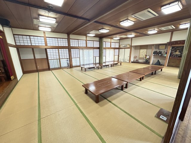 荒尾町外山店舗の居間・リビング