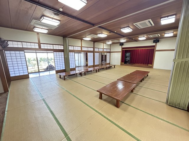 荒尾町外山店舗の居間・リビング