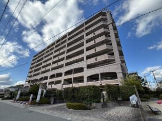 【外観】 | 下山門駅まで徒歩11分でアクセスできます。筑肥線は乗り換えなしで空港まで行くことができるのでとても便利です。学校も近いのでお子さまがいるご家庭にもおススメ！ 駐車場に空きがあるのも嬉しいポイントですね