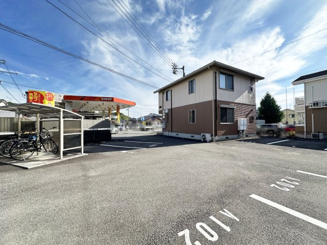 メゾンしなね B棟の駐車場