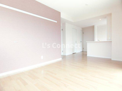 【居間・リビング】 | コンフィアンサ | １３．７帖のＬＤＫ。角部屋で２面に窓があります。