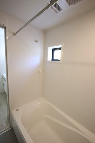 《仲介手数料無料》大宮区堀の内町１丁目476-2(1号棟)新築一戸建てケイアイスタイルの浴室|撮影日 2025年2月20日 12:50 晴れ