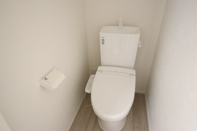 《仲介手数料無料》大宮区堀の内町１丁目476-2(1号棟)新築一戸建てケイアイスタイルのトイレ|撮影日 2025年2月20日 12:50 晴れ