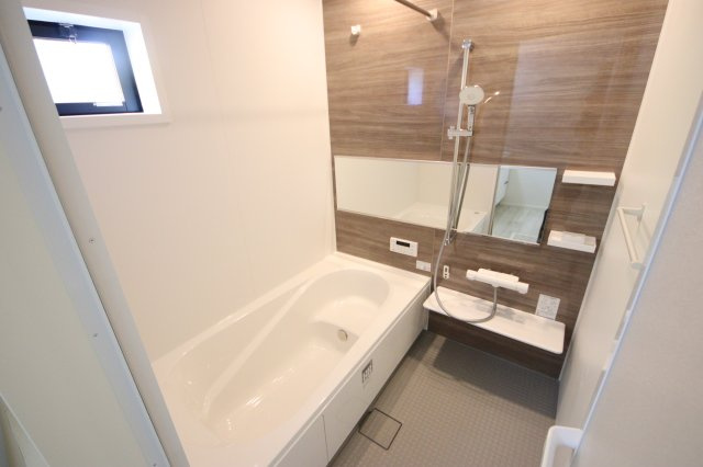 《仲介手数料無料》大宮区堀の内町１丁目476-2(1号棟)新築一戸建てケイアイスタイルの浴室|撮影日 2025年2月20日 12:50 晴れ