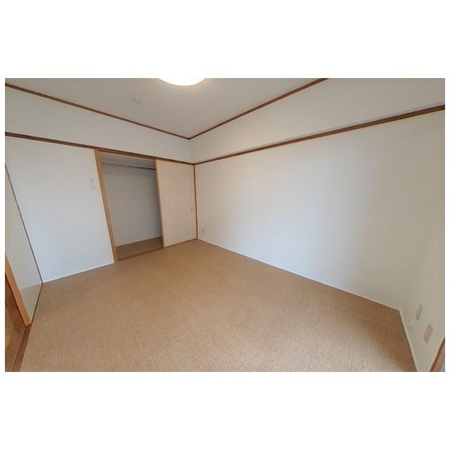 ミサトニューハイムの収納|南側　洋室6帖