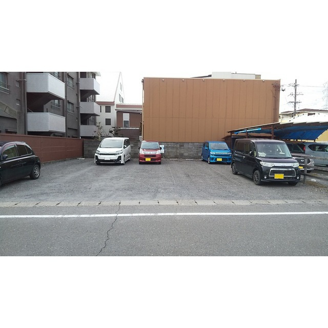 ミサトニューハイムの駐車場