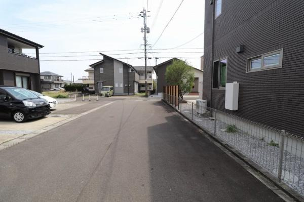 宮崎市大字島之内　中古戸建の前面道路含む現地写真