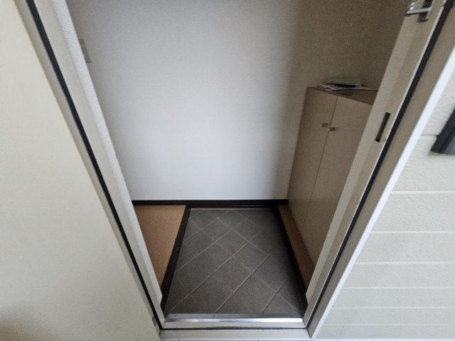 ヴィレッジコート山手A棟の玄関