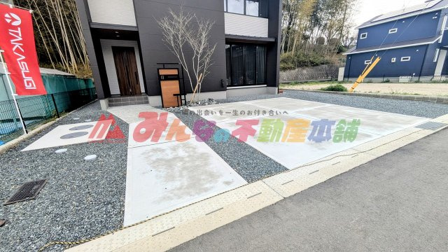 八女郡広川町大字久泉の新築一戸建の駐車場|並列で駐車できるゆとりある駐車場です。前面道路幅員が6ｍで車の切替えしも余裕でできます。