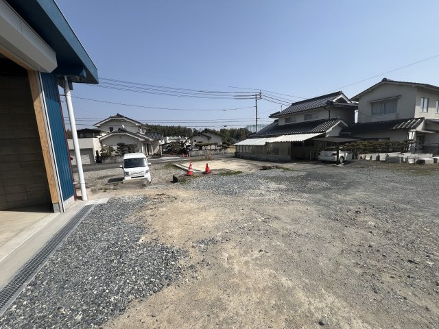 津山市下高倉西　貸倉庫の駐車場