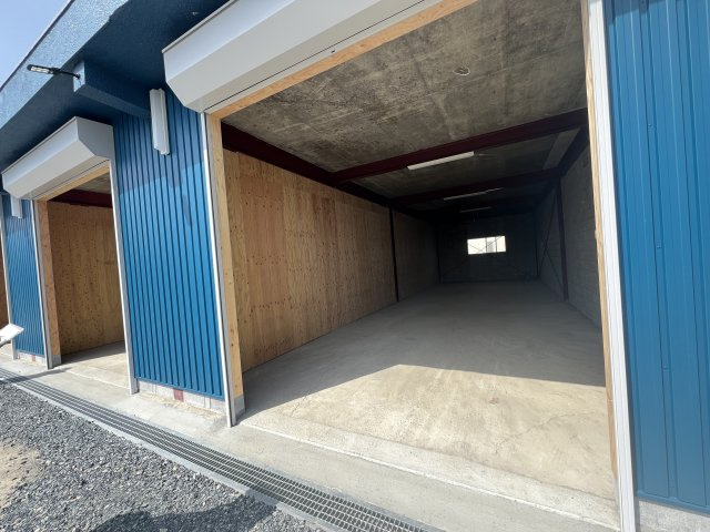 津山市下高倉西　貸倉庫の外観