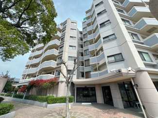 【外観】 | マンションの顔となるエントランスは重厚感漂う装いでお客様をお出迎えします。