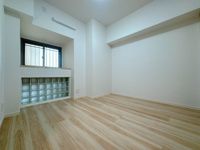 【洋室】 | ロワールマンション福間☆仲介手数料無料☆ | たとえ。小さかろうとやっぱり窓のある・なしは大きく違うもの。あるんです。窓。差し込む光はちゃんと朝を教えてくれるみたいです。